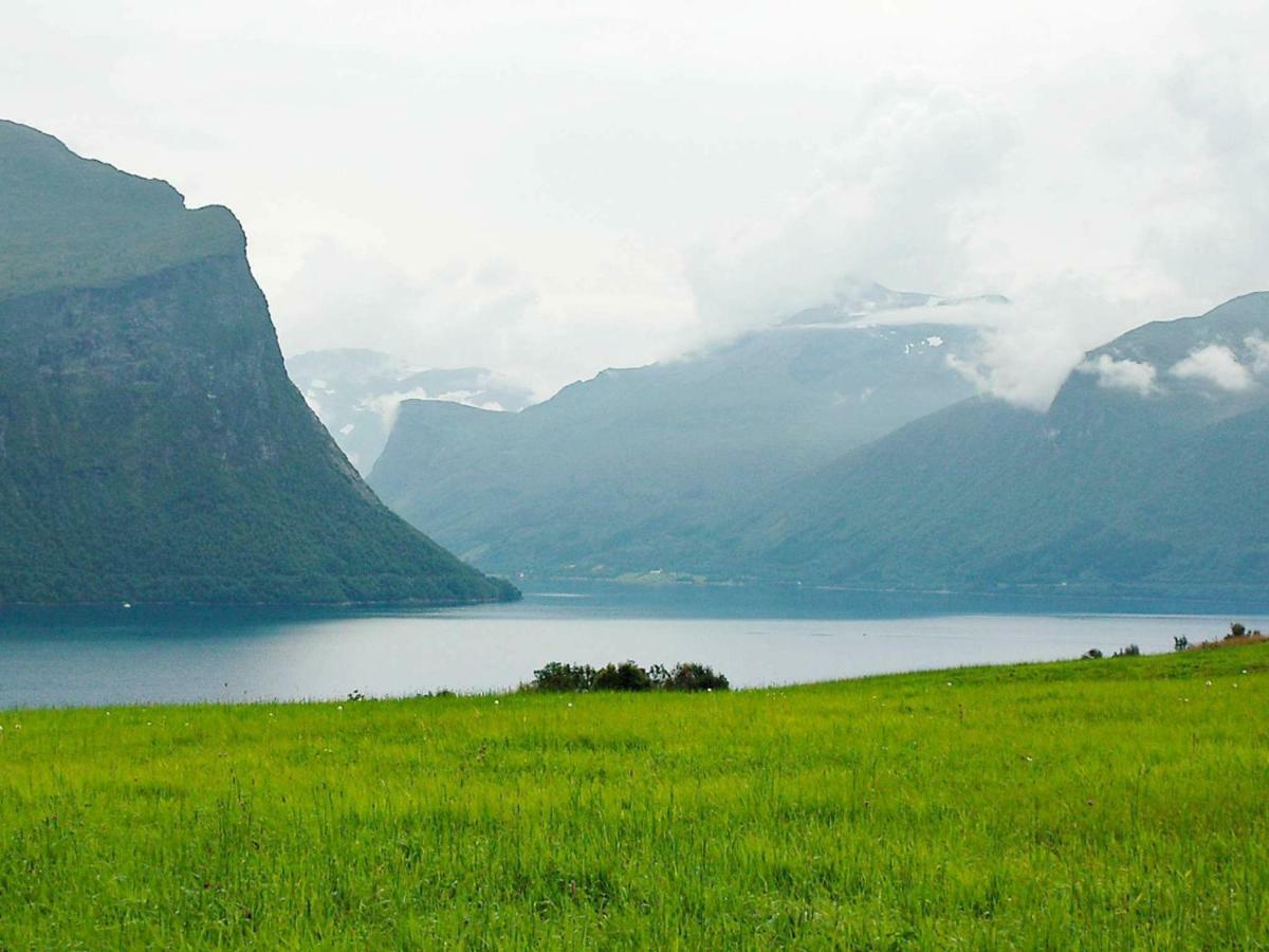 Three-Bedroom Holiday Home In Isfjorden Torvik Bagian luar foto